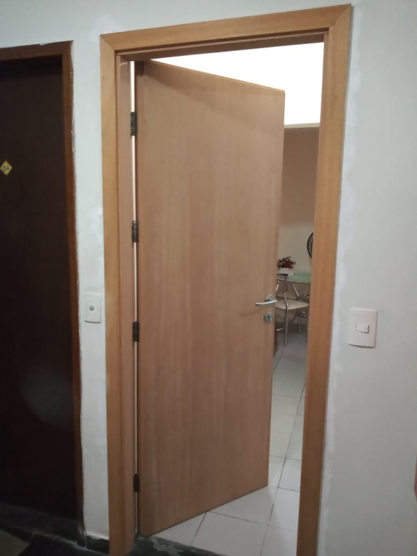 Porta com Isolamento Acústico para Apartamentos Machado - Porta de Madeira Acústica