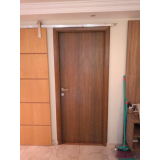 porta de madeira com isolamento acústico